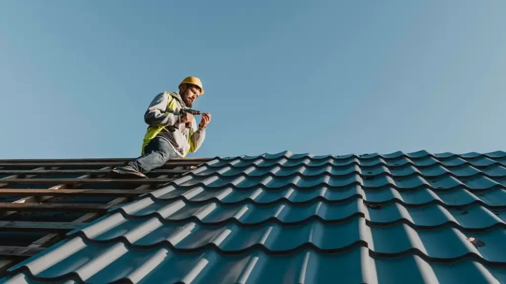 How to Choose the Right Roofing Material for All Seasons